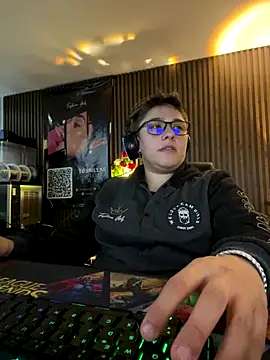 Snapshot of IanGilbert chatting on December 2025 07:04:01 AM IanGilbert online show from December 2025 07:04:01 AM