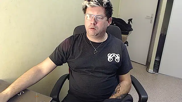 blueandwhite1 online show from January 2025 05:39:02 PM