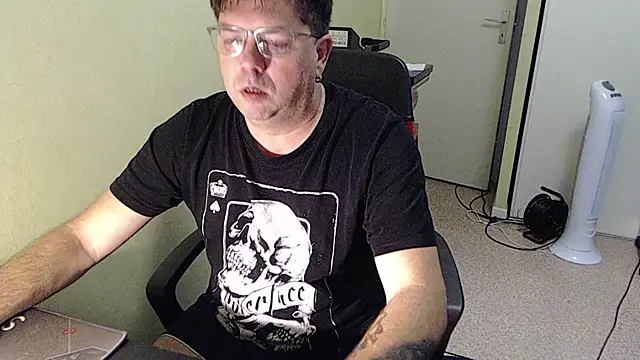 blueandwhite1 online show from November 2025 08:25:01 AM