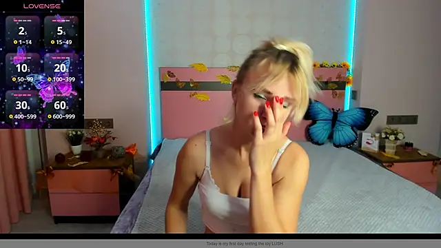 Snapshot of MeryMidnight chatting on October 2025 05:52:01 AM MeryMidnight online show from October 2025 05:52:01 AM
