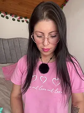 Mia salinass online show from December 2025 07:30:02 PM