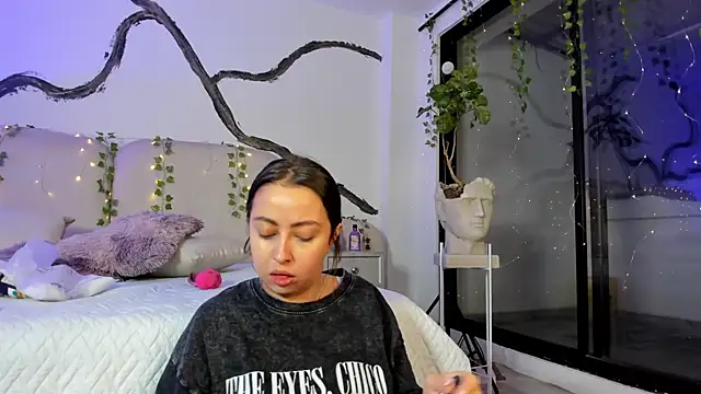 SarahCastro1  online show from October 2025 02:09:02 AM