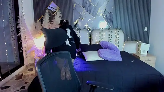 SarahCastro1  online show from February 2026 04:00:01 AM