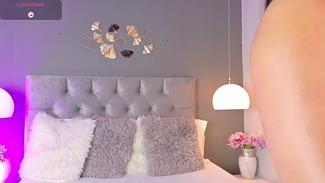 kendalFox  online show from March 2026 10:28:01 PM