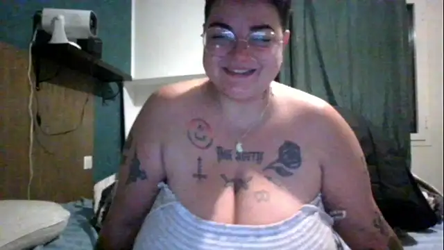 Snapshot of PirateXL chatting on May 2026 12:30:01 AM PirateXL online show from May 2026 12:30:01 AM
