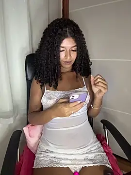 Snapshot of larajuli chatting on May 2026 12:41:01 AM larajuli online show from May 2026 12:41:01 AM