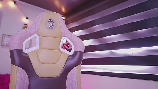 Rebecah 1 online show from December 2025 01:41:02 PM