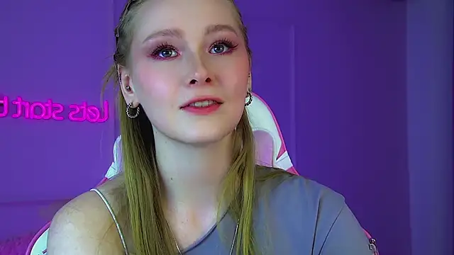 AgataFoxley online show from April 2026 06:31:01 PM