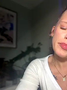 Crooked Angel online show from December 2025 06:01:02 AM