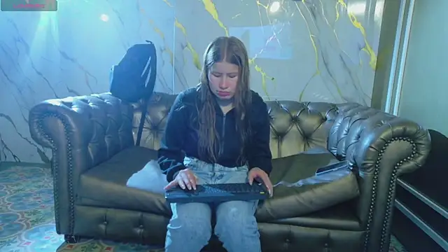 Olivia11  online show from December 2025 11:27:02 AM