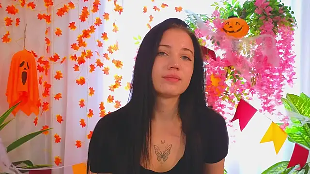 Snapshot of LauraHale chatting on November 2025 07:52:01 AM LauraHale online show from November 2025 07:52:01 AM