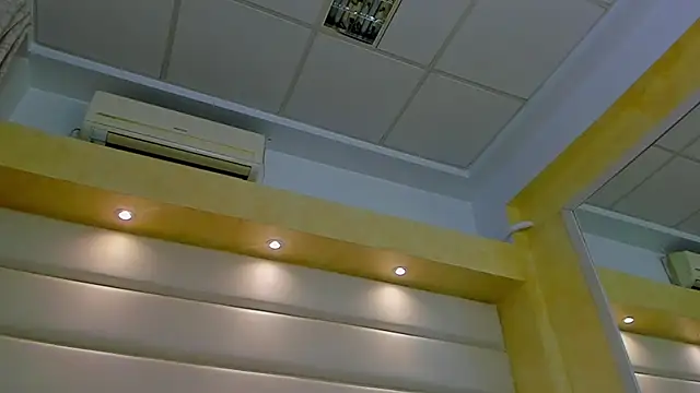 Jelly Bee online show from October 2025 08:31:01 PM