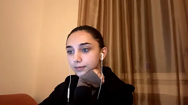 Snapshot of LinaMour chatting on October 2025 10:07:02 PM LinaMour online show from October 2025 10:07:02 PM