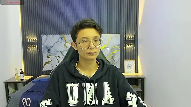 SantiagoRusso18 online show from February 2026 07:34:02 PM