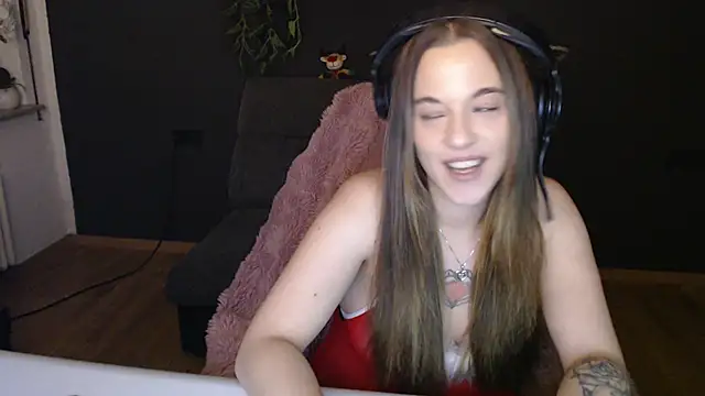 Luna Lynn online show from November 2025 10:24:01 PM