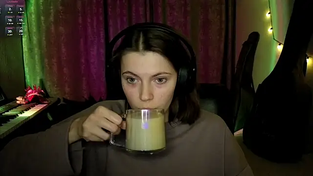 CutieAnny online show from April 2026 08:06:02 PM