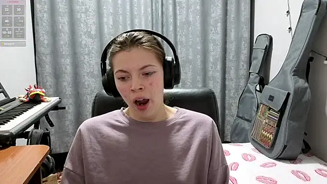 CutieAnny online show from April 2026 08:20:02 PM