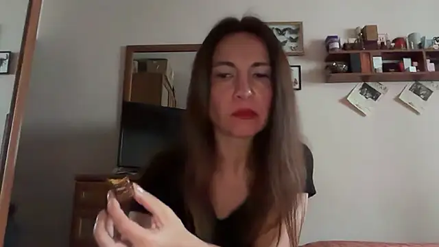 Cyreluna online show from November 2025 12:04:01 PM