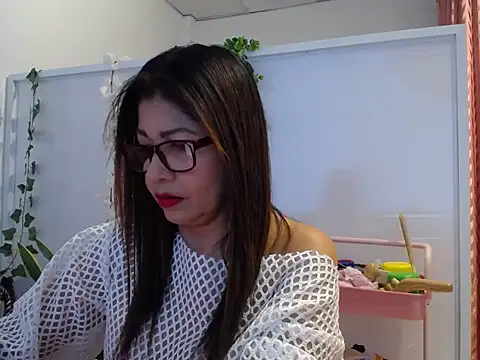 Manuela lara  online show from October 2025 03:00:01 PM