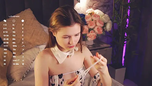 Snapshot of LynHillaire chatting on April 2026 01:02:02 PM LynHillaire online show from April 2026 01:02:02 PM