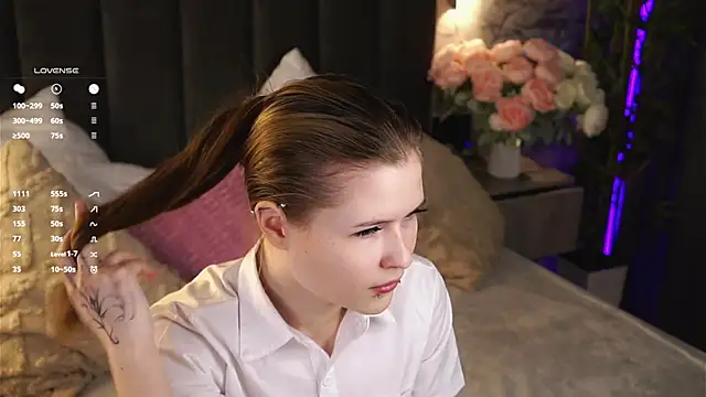 Snapshot of LynHillaire chatting on May 2026 02:57:01 PM LynHillaire online show from May 2026 02:57:01 PM