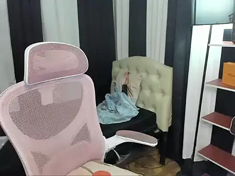 Snapshot of Seductive_Margaux chatting on November 2025 07:02:02 PM Seductive Margaux online show from November 2025 07:02:02 PM