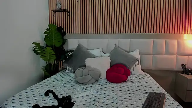 Roseaurora online show from November 2025 12:40:01 PM