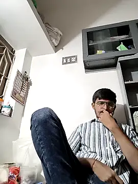 Snapshot of RotundHeadway chatting on November 2025 01:43:03 PM RotundHeadway online show from November 2025 01:43:03 PM