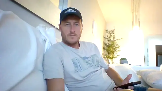 Londonlad818 online show from October 2025 01:24:02 PM