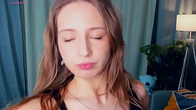 LaritaYoseph online show from November 2025 04:50:01 PM