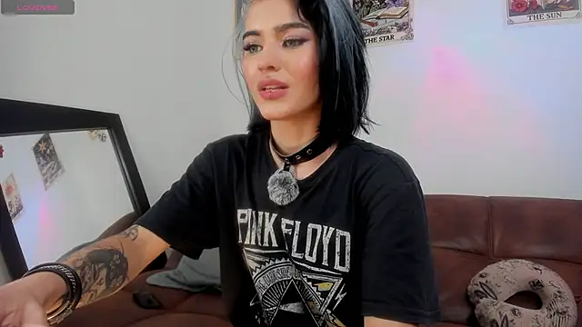 La Diabla 111  online show from April 2026 06:47:01 PM