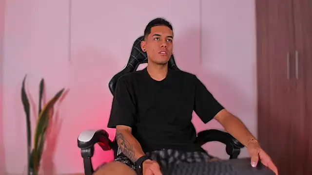 Nickyblazze  online show from October 2025 02:32:02 PM