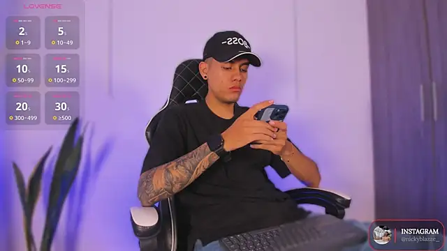 Nickyblazze  online show from November 2025 12:27:01 PM