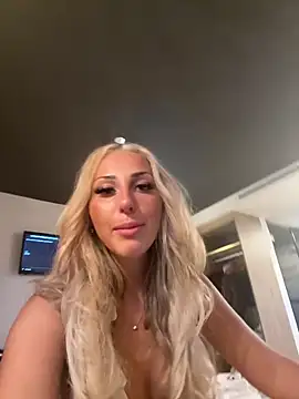 Snapshot of HeidiMae chatting on October 2025 08:28:02 PM HeidiMae online show from October 2025 08:28:02 PM