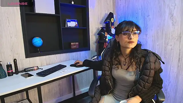 Snapshot of LilyRouset chatting on October 2025 03:01:01 PM LilyRouset online show from October 2025 03:01:01 PM