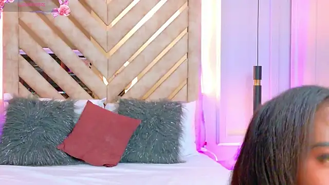 Snapshot of Rossie-Cameron chatting on January 2026 11:07:01 PM Rossie-Cameron online show from January 2026 11:07:01 PM