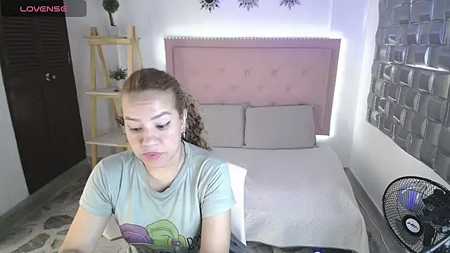 Dulce  Lovee online show from November 2025 12:15:02 PM