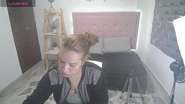 Dulce  Lovee online show from December 2025 01:28:02 PM