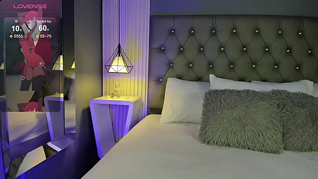 LunaBloomn online show from November 2025 05:03:01 PM