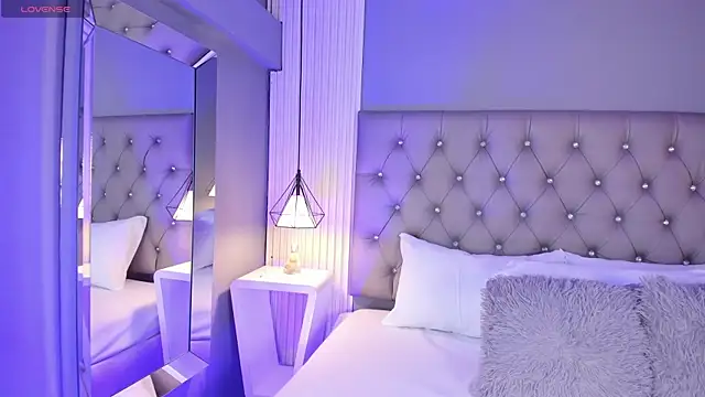 LunaBloomn online show from December 2025 05:10:02 PM