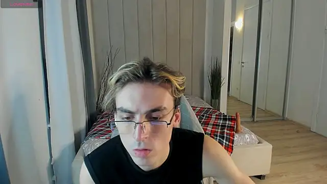 OLIVER  MARTINEZ online show from September 2025 08:12:02 PM