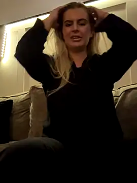 Snapshot of Luce-xxx1 chatting on October 2025 04:42:01 AM Luce-xxx1 online show from October 2025 04:42:01 AM