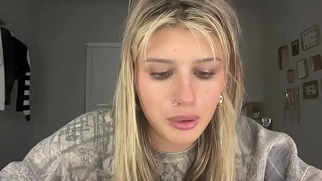 Snapshot of AnnGrayson chatting on October 2025 01:37:01 AM AnnGrayson online show from October 2025 01:37:01 AM