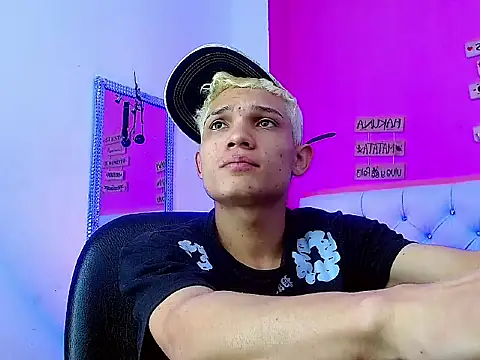 Snapshot of EL_VENEZOLANO_22CM chatting on October 2025 03:49:02 AM EL VENEZOLANO 22CM online show from October 2025 03:49:02 AM