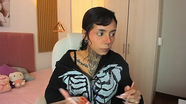 KoraRousee online show from November 2025 01:23:01 PM