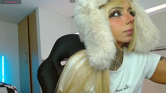 KoraRousee online show from December 2025 02:46:01 PM