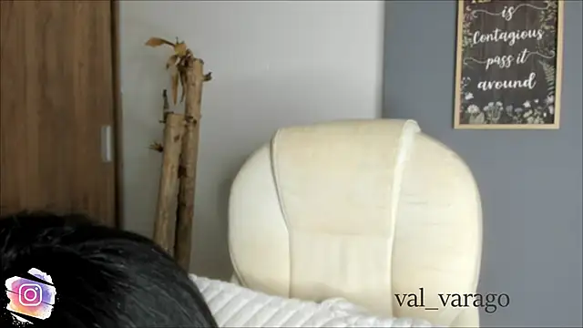Snapshot of val_varago chatting on June 2026 12:22:02 AM val varago online show from June 2026 12:22:02 AM