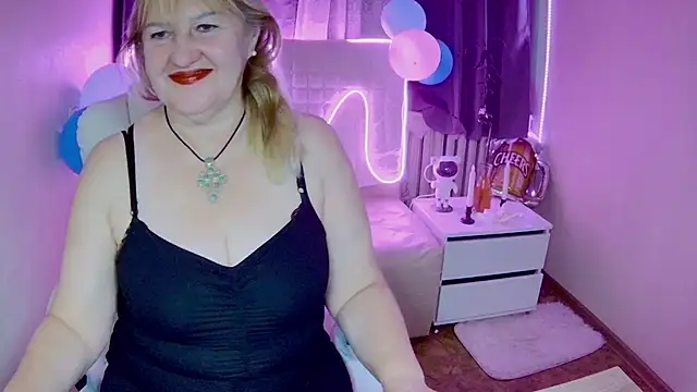 Snapshot of EmmaEllison chatting on October 2025 12:03:02 PM EmmaEllison online show from October 2025 12:03:02 PM
