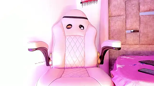 Mia royal online show from October 2025 08:27:02 PM