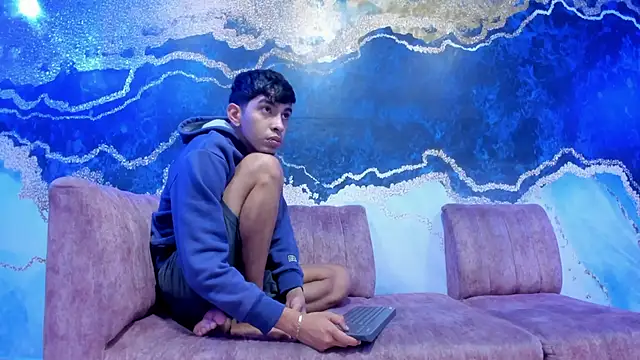 Juicy Creww online show from November 2025 09:31:01 AM